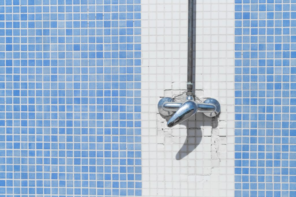 Le mur d'une douche en carrelage bleu et blanc