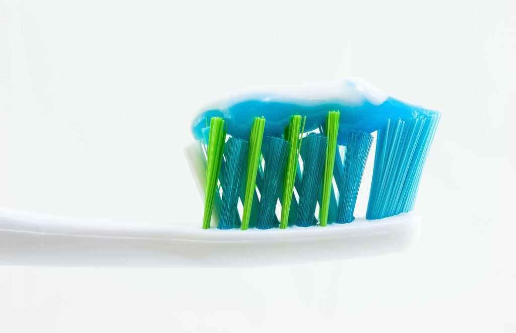 dentifrice sur une brosse à dent